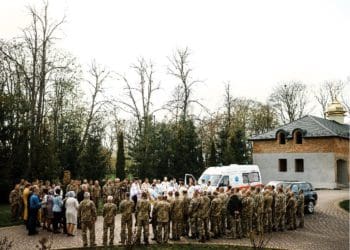 Владика Нестор у Підволочиську освятив авто для потреб ЗСУ