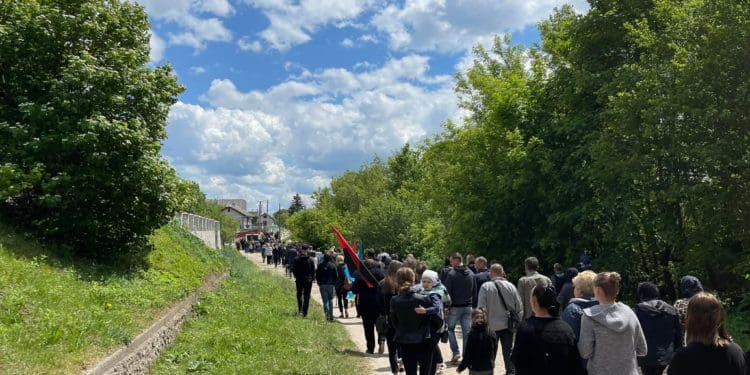 На кілька кілометрів розтягнувся живий ланцюг пошани – так на Тернопільщині зустріли загиблого Героя Віктора Нечая