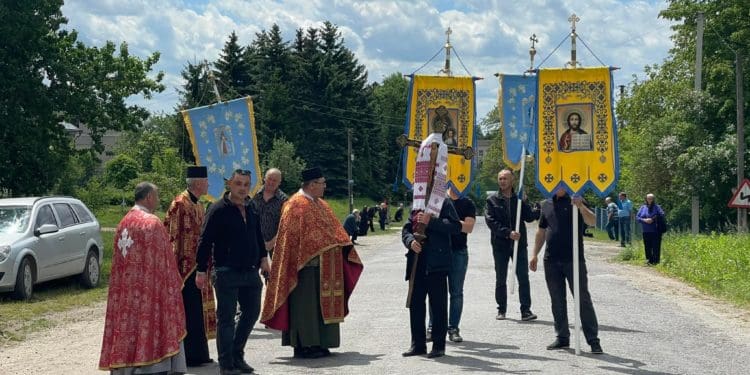 На кілька кілометрів розтягнувся живий ланцюг пошани – так на Тернопільщині зустріли загиблого Героя Віктора Нечая