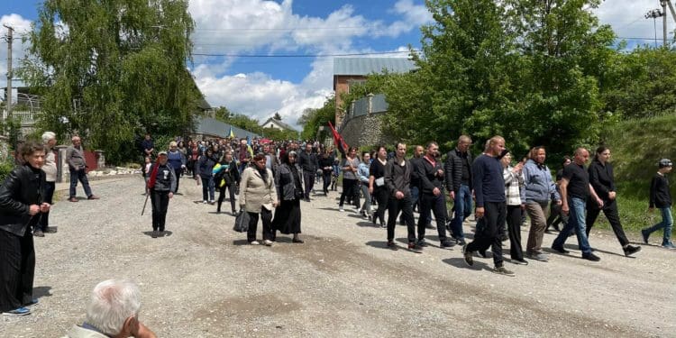 На кілька кілометрів розтягнувся живий ланцюг пошани – так на Тернопільщині зустріли загиблого Героя Віктора Нечая