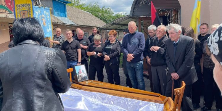 На кілька кілометрів розтягнувся живий ланцюг пошани – так на Тернопільщині зустріли загиблого Героя Віктора Нечая