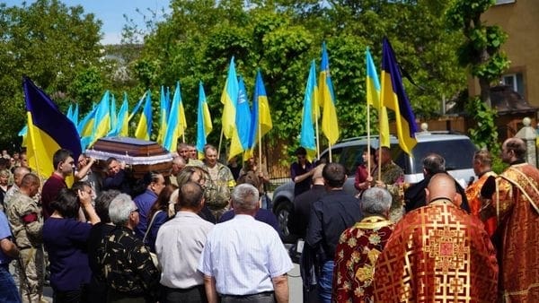 На Тернопільщині попрощалися з Героєм Євгеном Безкровним: військовому було 33 роки