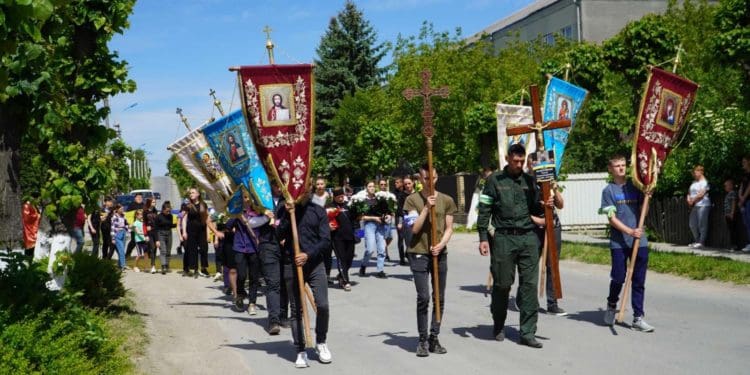 На Тернопільщині попрощалися з Героєм Євгеном Безкровним: військовому було 33 роки