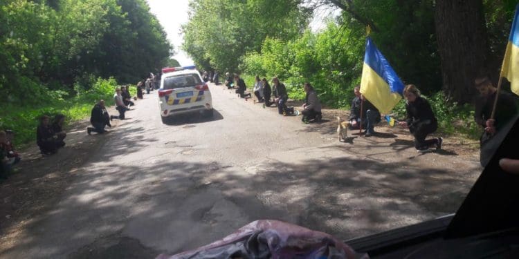 На кілька кілометрів розтягнувся живий ланцюг пошани – так на Тернопільщині зустріли загиблого Героя Віктора Нечая