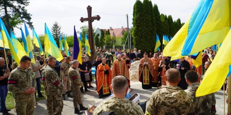 На Тернопільщині попрощалися з Героєм Євгеном Безкровним: військовому було 33 роки