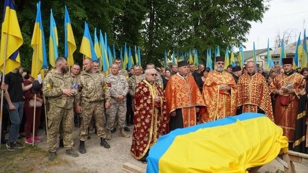 На Тернопільщині попрощалися з Героєм Євгеном Безкровним: військовому було 33 роки