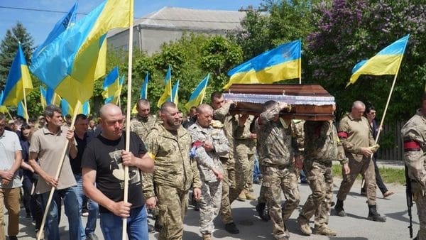 На Тернопільщині попрощалися з Героєм Євгеном Безкровним: військовому було 33 роки