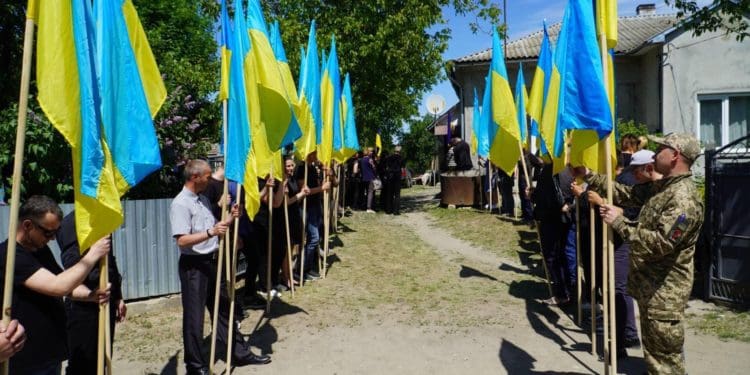 На Тернопільщині попрощалися з Героєм Євгеном Безкровним: військовому було 33 роки