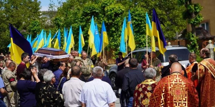 На Тернопіллі в останню путь провели бійця, який 8 років боронив Україну і загинув від рук окупантів