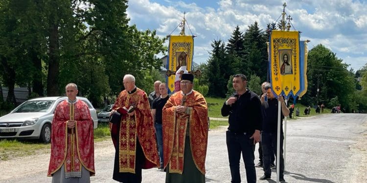 На кілька кілометрів розтягнувся живий ланцюг пошани – так на Тернопільщині зустріли загиблого Героя Віктора Нечая