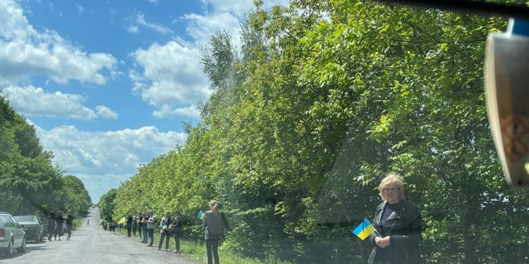 На кілька кілометрів розтягнувся живий ланцюг пошани – так на Тернопільщині зустріли загиблого Героя Віктора Нечая