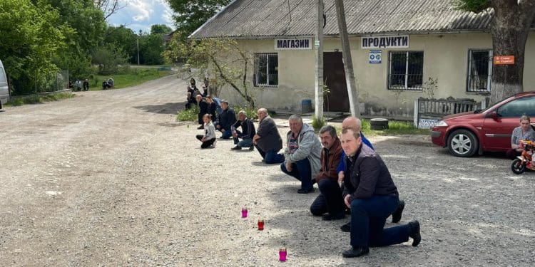 На кілька кілометрів розтягнувся живий ланцюг пошани – так на Тернопільщині зустріли загиблого Героя Віктора Нечая