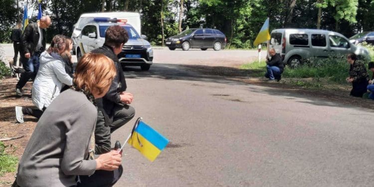 На кілька кілометрів розтягнувся живий ланцюг пошани – так на Тернопільщині зустріли загиблого Героя Віктора Нечая