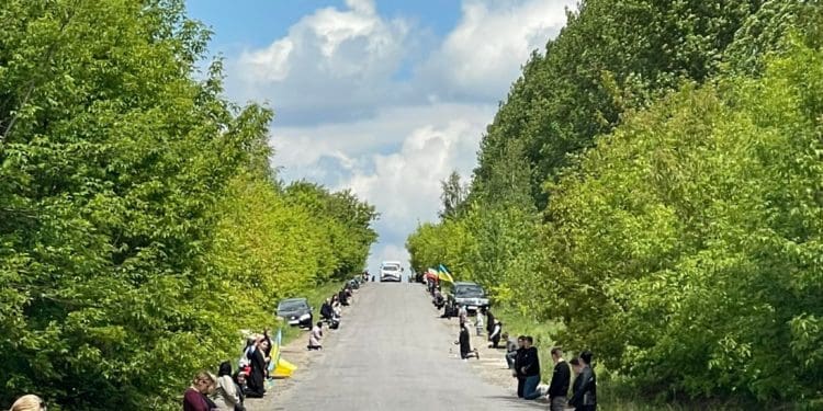 На кілька кілометрів розтягнувся живий ланцюг пошани – так на Тернопільщині зустріли загиблого Героя Віктора Нечая