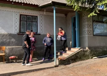 Отець Філюк з синами та волонтерами відновлюють покинуті хати на Лановеччині