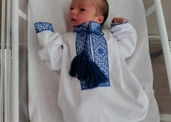 Крихітні патріоти: у Тернополі немовлят одягнули у вишиванки (Фото)