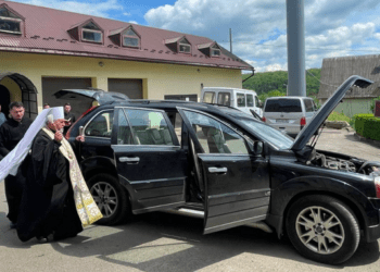 Митрополит Василій Семенюк благословив позашляховик для потреб ЗСУ