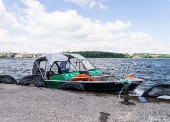 Муніципальні інспектори патрулюють Тернопільський став на моторному човні