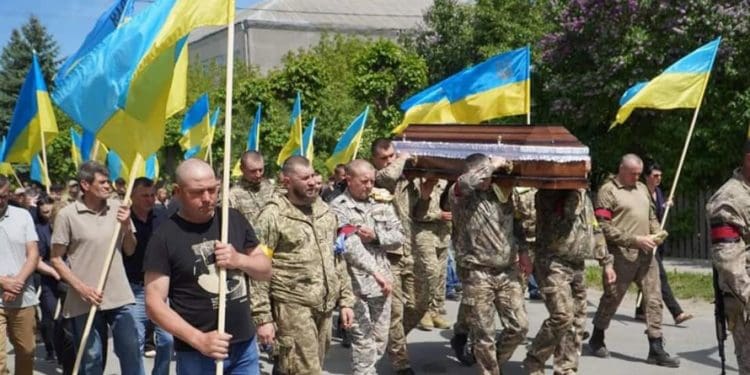 На Тернопіллі в останню путь провели бійця, який 8 років боронив Україну і загинув від рук окупантів