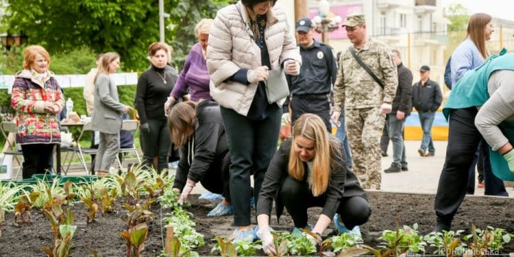 На центральній алеї Тернополя висадили «Квітник матері»