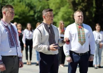 Голова Тернопільської облради передав вишивані шеврони для Захисників