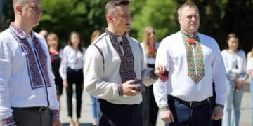 Голова Тернопільської облради передав вишивані шеврони для Захисників