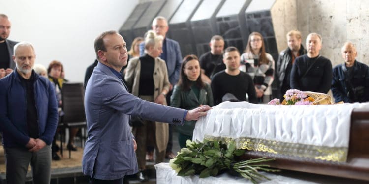 У Тернополі попрощалися з поетом, бардом Олександром Смиком (Фото)