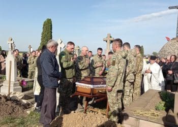 На Тернопільщині попрощалися з військовослужбовцем Михайлом Яцковським: залишилися сиротами дочка та син