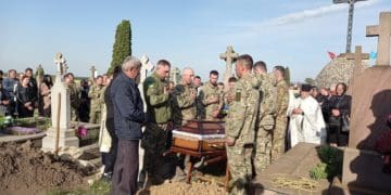 На Тернопільщині попрощалися з військовослужбовцем Михайлом Яцковським: залишилися сиротами дочка та син