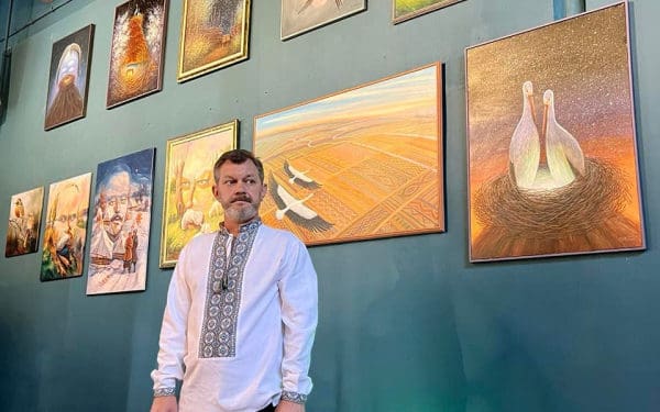 Художник з Бережан Олег Шупляк продав свої картини на благодійному заході у Люксембурзі