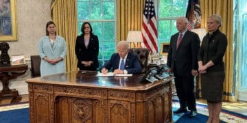 Президент США підписав закон про ленд-ліз для України