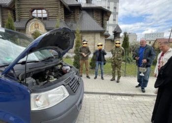 Ігор Побер передав бус захисникам України