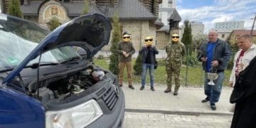 Ігор Побер передав бус захисникам України