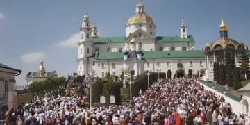У Почаєві зібралися тисячі прихожан московського патріархату (Відео)