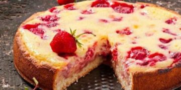 Рецепт на вихідні: Полуничний заливний пиріг з пісочного тіста