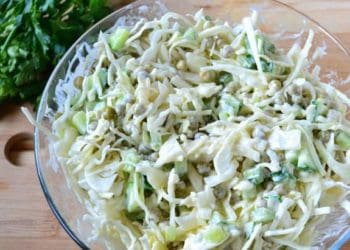 Весняний рецепт: Салат з молодої капусти з огірком та зеленим горошком