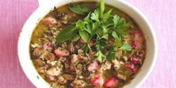 Рецепт на вихідні: Суп з ревеню та шпинату на курячому бульйоні