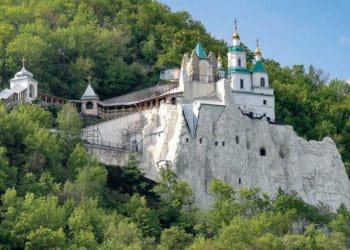 Ворог обстріляв Святогірську лавру УПЦ МП: 7 поранених
