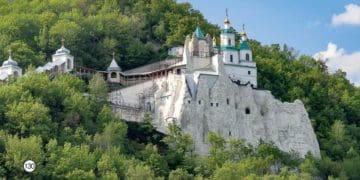 Ворог обстріляв Святогірську лавру УПЦ МП: 7 поранених
