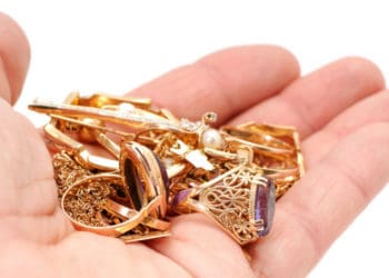 У Тернополі жінка затримала чоловіка, який намагався вкрасти ювелірні прикраси