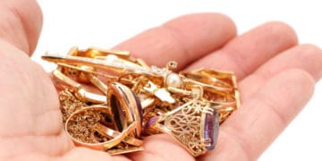 У Тернополі жінка затримала чоловіка, який намагався вкрасти ювелірні прикраси