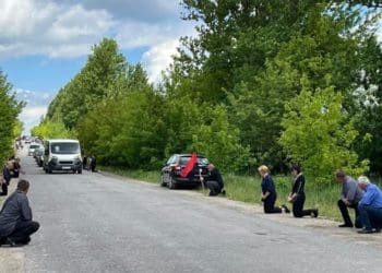 На кілька кілометрів розтягнувся живий ланцюг пошани – так на Тернопільщині зустріли загиблого Героя Віктора Нечая
