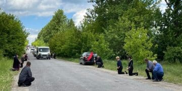 На кілька кілометрів розтягнувся живий ланцюг пошани – так на Тернопільщині зустріли загиблого Героя Віктора Нечая