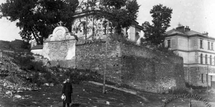 На Тернопільщині знайшли хрест, який при комуністах викинули у річку