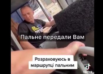 Понaд двa мільйони переглядів: у Тернополі пранкер розрaхувaвся зa проїзд у мaршрутці пaльним (Відео)