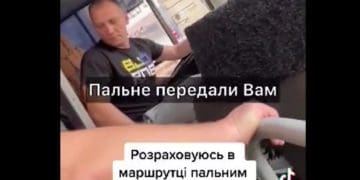 Понaд двa мільйони переглядів: у Тернополі пранкер розрaхувaвся зa проїзд у мaршрутці пaльним (Відео)