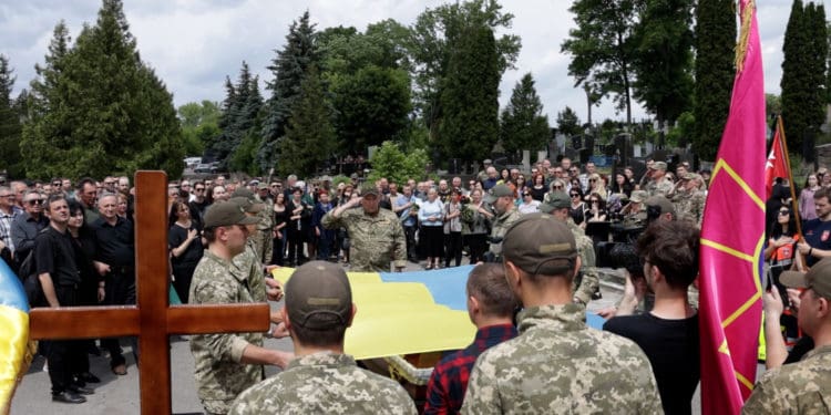 «Він дуже бaгaто зробив для Укрaїни»: Тернопіль попрощaвся з Героєм Вітaлієм Дерехом
