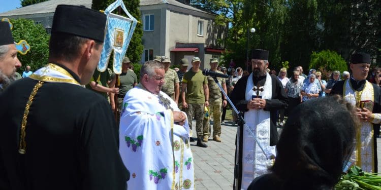 У Ланівцях зустріли тіло загиблого Героя-десантника Володимира Нечая