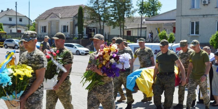 У Ланівцях зустріли тіло загиблого Героя-десантника Володимира Нечая