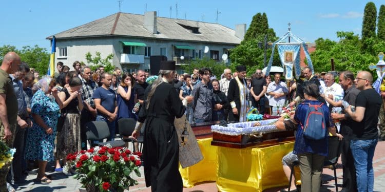 У Ланівцях зустріли тіло загиблого Героя-десантника Володимира Нечая